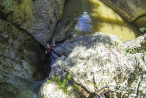 Emen: Canyoning alla gola del Negovanka con campeggio gratuito opzionale