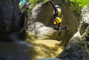 Emen: Canyoning bij Negovanka Gorge met optioneel gratis kamperen