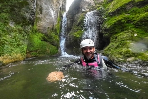 Emen: Kanjonimatka Negovankan rotkolla valinnaisen ilmaisen leirintäalueen kanssa