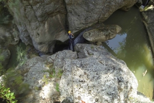 Emen: Kanjonimatka Negovankan rotkolla valinnaisen ilmaisen leirintäalueen kanssa