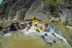 Emen: Kanjonimatka Negovankan rotkolla valinnaisen ilmaisen leirintäalueen kanssa