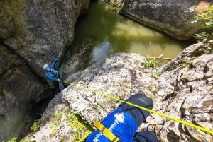 Emen: Kanjonimatka Negovankan rotkolla valinnaisen ilmaisen leirintäalueen kanssa