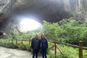 Von Sofia aus: Ganztägige Krushuna Wasserfälle & Devetashka Höhle