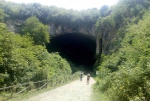 Fra Sofia: Heldags Krushuna-fossefall og Devetashka-hulen