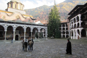 Från Sofia: Heldagstur till Rilaklostret och Bojana
