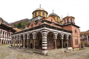 Depuis Sofia : Excursion d'une journée au monastère de Rila et à la grotte de Saint-Ivan