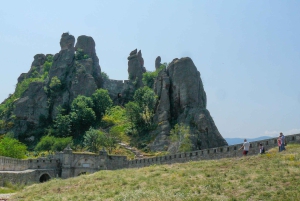 Desde Sofía: Excursión de 12 horas a la Fortaleza de Belogradchik y la Cueva de Venetsa