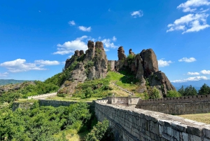 Desde Sofía: Excursión de 12 horas a la Fortaleza de Belogradchik y la Cueva de Venetsa