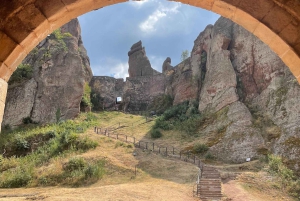 Desde Sofía: Excursión de 12 horas a la Fortaleza de Belogradchik y la Cueva de Venetsa
