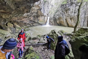 Día completo de cascadas y cuevas alrededor de Veliko Tarnovo