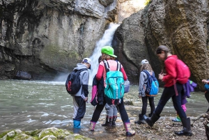 Día completo de cascadas y cuevas alrededor de Veliko Tarnovo