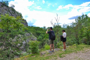 Día completo de cascadas y cuevas alrededor de Veliko Tarnovo