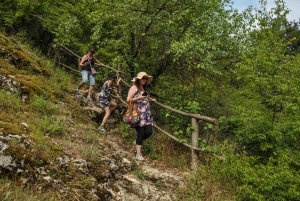 Día completo de cascadas y cuevas alrededor de Veliko Tarnovo