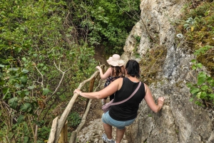 Día completo de cascadas y cuevas alrededor de Veliko Tarnovo