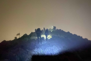 Vista notturna di Sofia, escursione in montagna al Kamen del Peak.