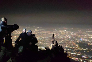 Vista notturna di Sofia, escursione in montagna al Kamen del Peak.