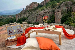 Picknick mit Aussicht: Belogradchiks atemberaubende Romantik