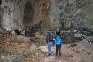 Prohodna, Saeva Dupka Cave och Glozhene Tour från Sofia