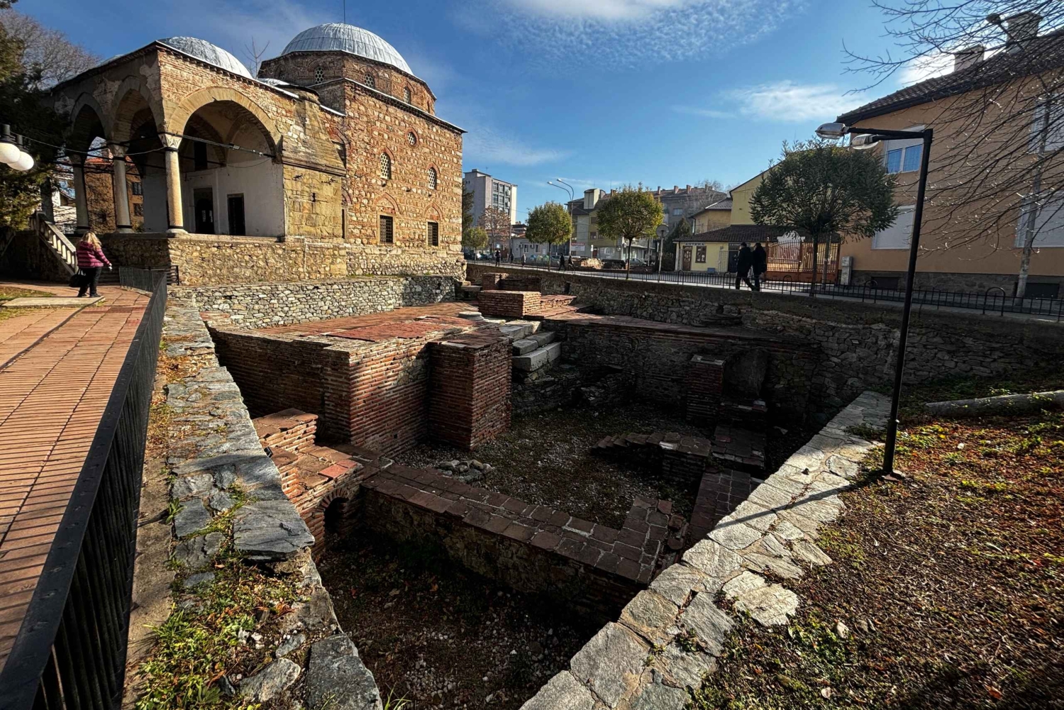 少人数グループ：ソフィアからキュステンディル要塞とセコイア公園へ