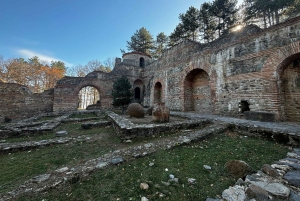 少人数グループ：ソフィアからキュステンディル要塞とセコイア公園へ