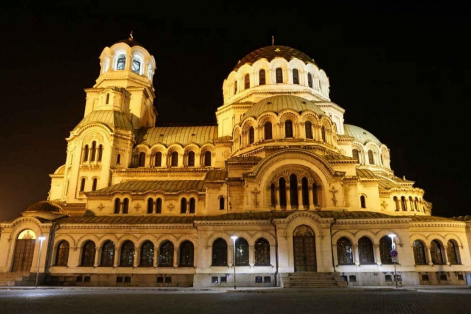 Sofia: Guided Night Tour & Folklore Performance with Dinner