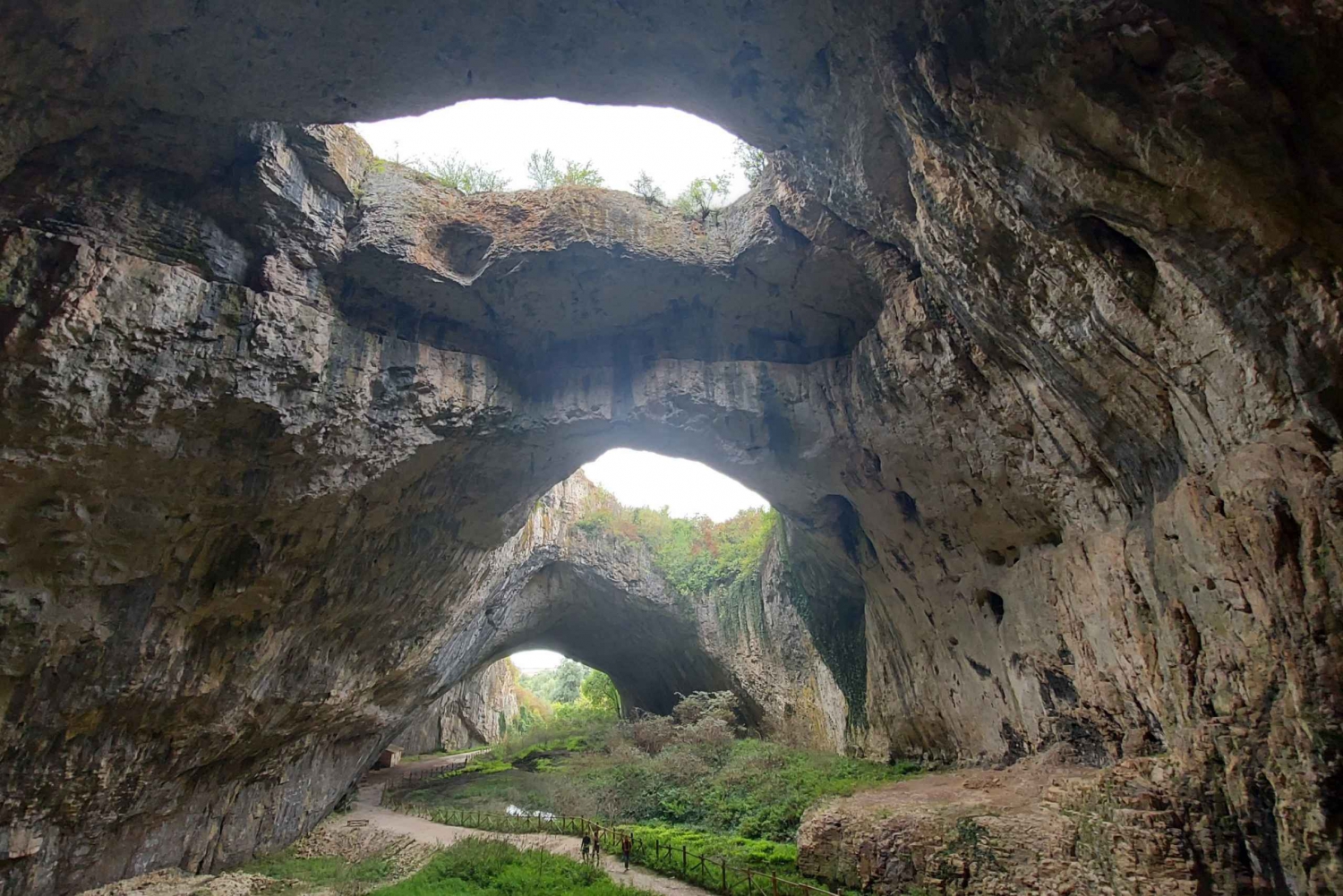 Exploring-the-Devetashka-Cave