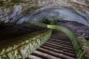 Głębiny jaskini Magura i wzgórza Belogradchik