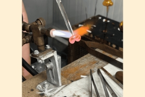 Varna: Luo oma rannekorusi lasinpuhalluksen esittelyn yhteydessä