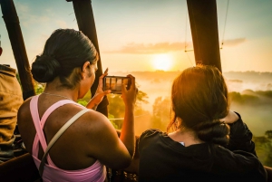 Byron Bay: Sunrise Hot Air Balloon Flight with Breakfast