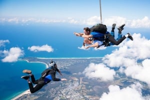 Salto en paracaídas biplaza en Byron Bay con opciones de traslado