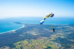 Salto en paracaídas biplaza en Byron Bay con opciones de traslado