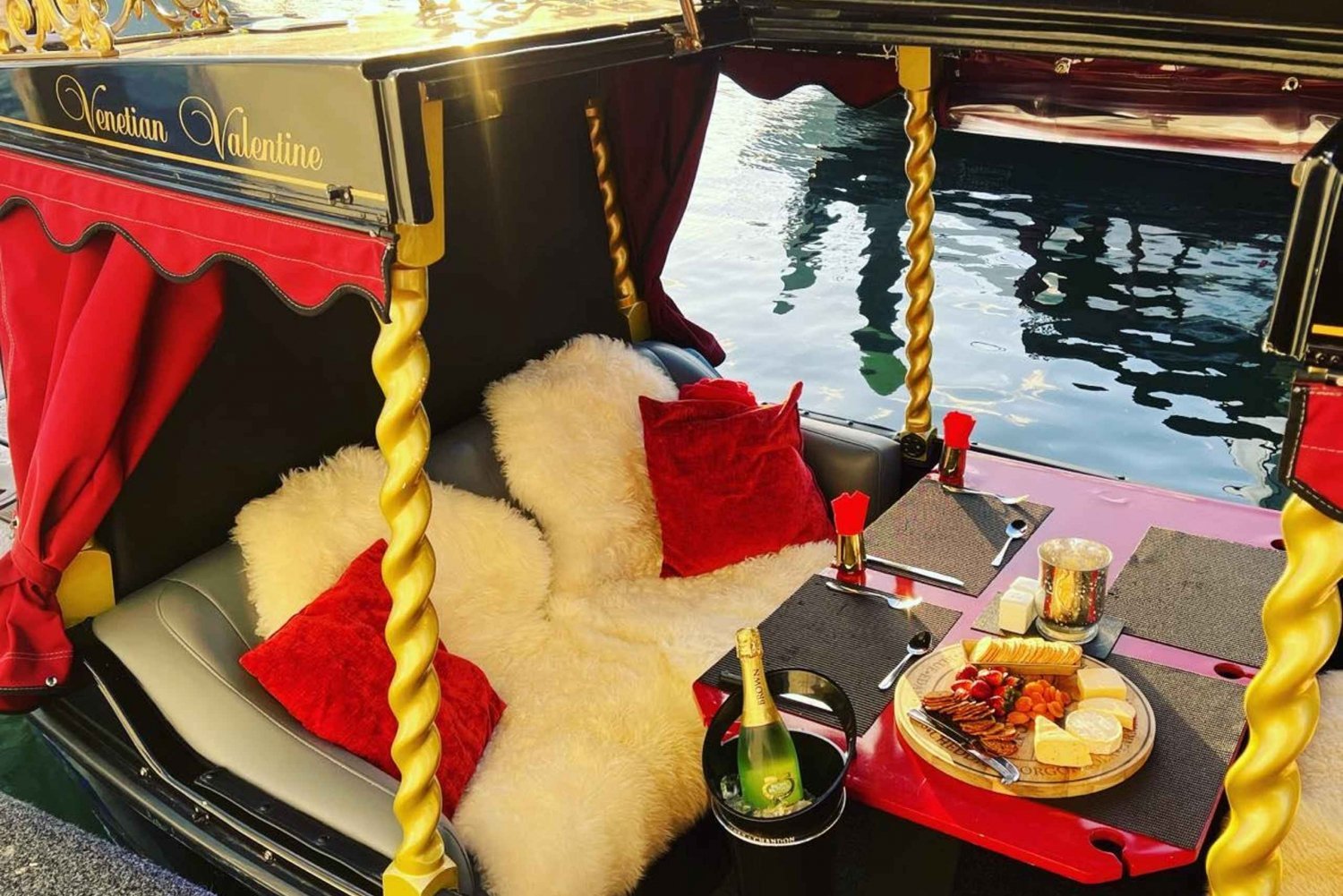 Private Luxury Gondola cruise with cheese and wine