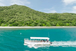 Cairns: Det bedste af Fitzroy Island Færge, frokost, snorkling og tur