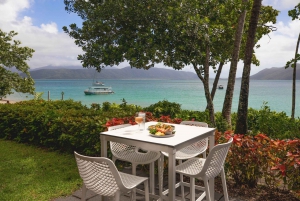 Cairns: Det bedste af Fitzroy Island Færge, frokost, snorkling og tur