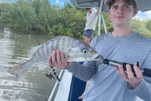 Cairns: battello per la pesca mattutina nell'estuario