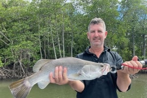 Cairns: battello per la pesca mattutina nell'estuario