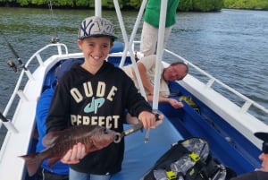 Cairns: battello per la pesca mattutina nell'estuario