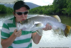 Cairns: battello per la pesca mattutina nell'estuario