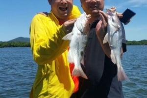 Cairns: battello per la pesca mattutina nell'estuario