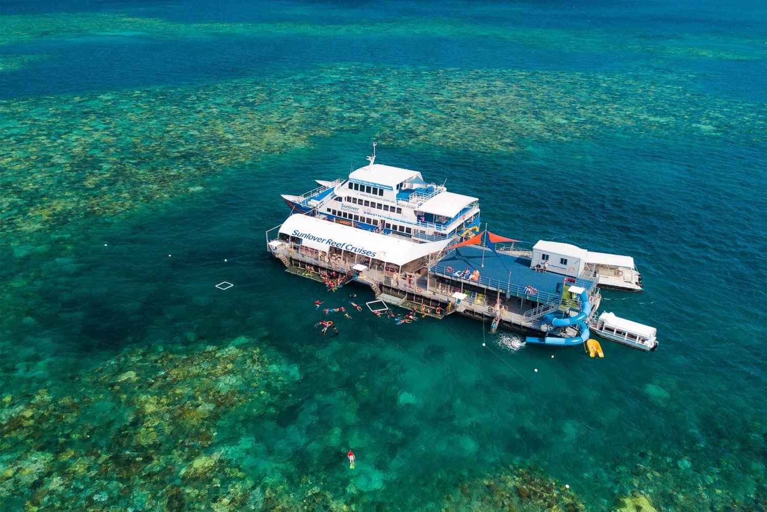Cairns: Outer Great Barrier Reef Pontoon with Activities