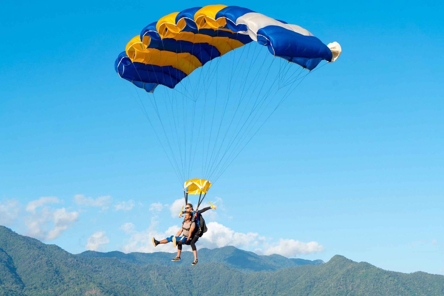 Cairns : Saut en parachute en tandem à 15 000 pieds d'altitude