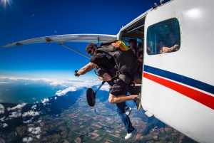 Cairns: Tandem laskuvarjohyppy 15,000 jalan korkeudesta