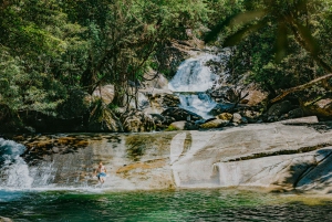 Da Cairns: Tour delle cascate Splash & Slide con pranzo a picnic