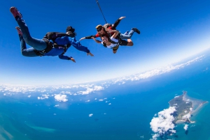 Cairns: Mission Beach Tandem Skydive with Transfers