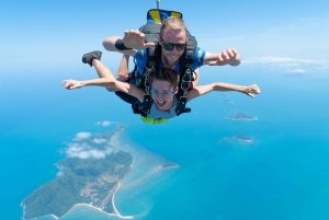 Cairns: Mission Beach Tandem Skydive with Transfers