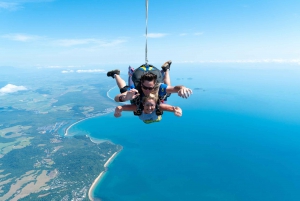 Cairns: Mission Beach Tandem Skydive with Transfers