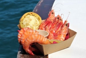 Port Douglas: Shaolin Seafood Lunch Sail, mit frischen Garnelen