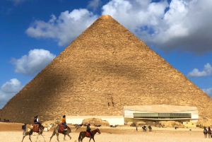 カイロ：ピラミッドと博物館を巡る 2 日間の古代エジプト ツアー