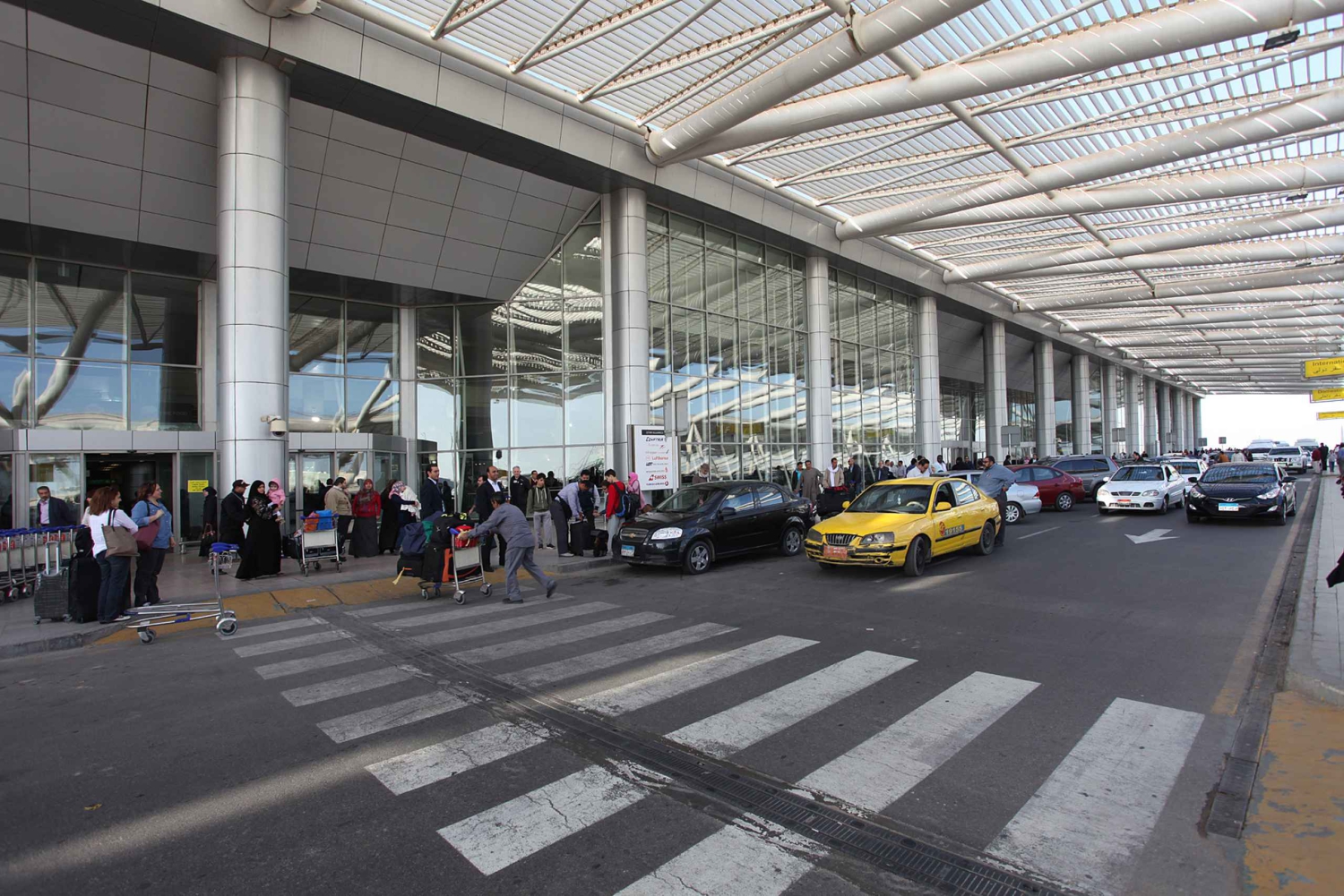 Aeropuerto de El Cairo: Traslado privado y tarjeta SIM local opcional