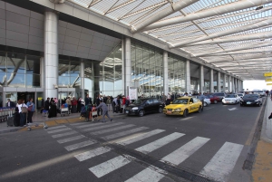 Aeropuerto de El Cairo: Traslado privado y tarjeta SIM local opcional